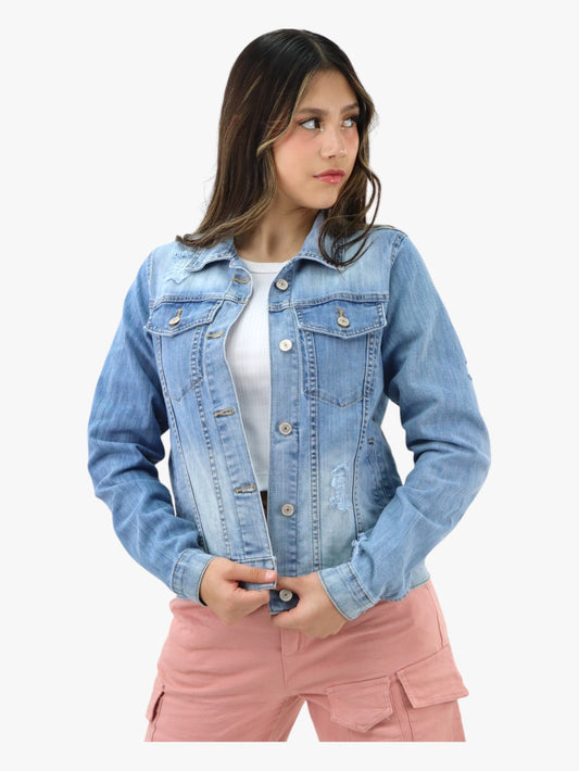 Chamarra denim de tono azul claro con destrucción