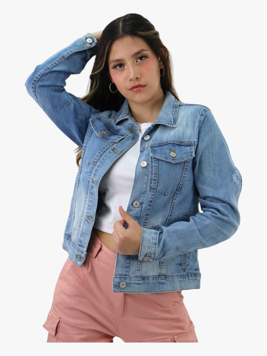 Chamarra denim de tono azul claro con destrucción