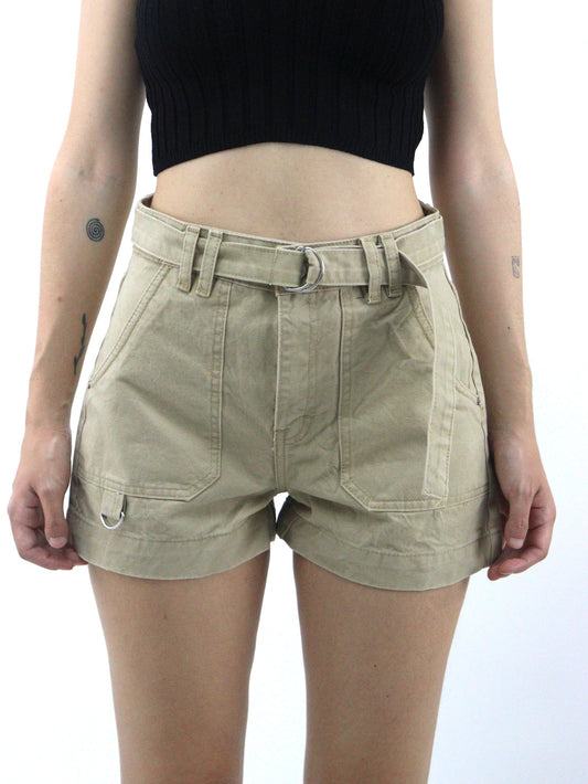 Short con cinturón de color khaki