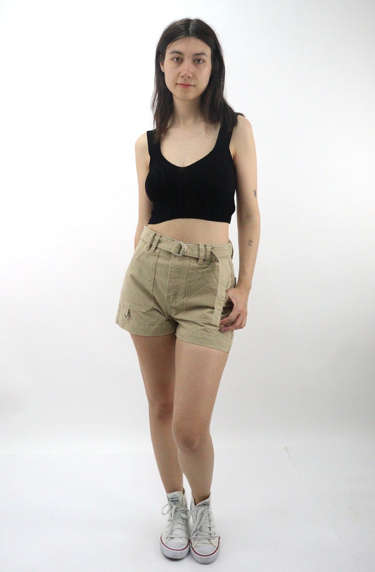 Short con cinturón de color khaki