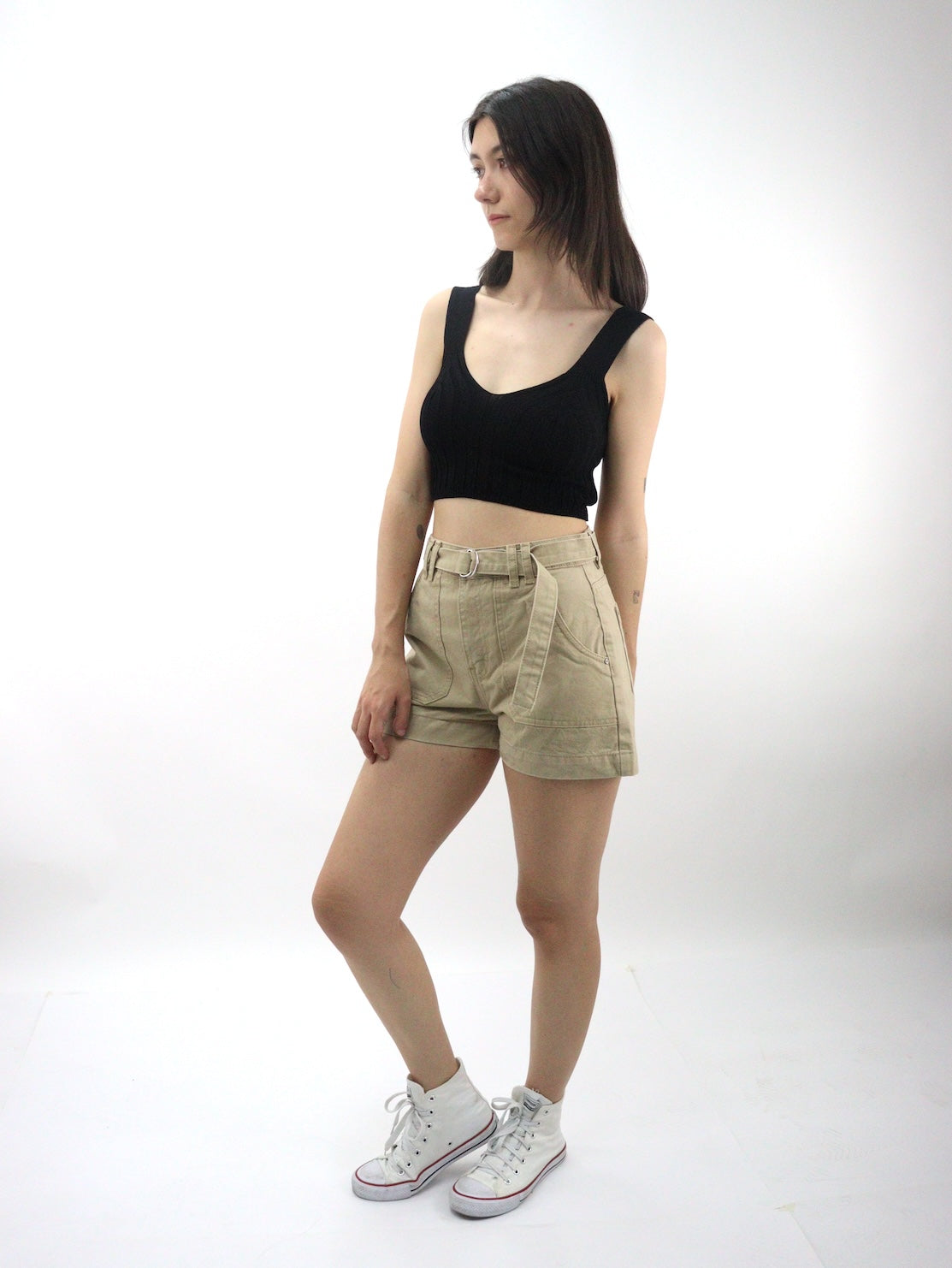 Short con cinturón de color khaki