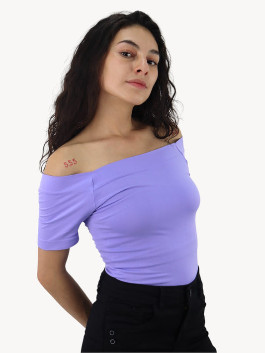 Playera de hombro caído de color azul