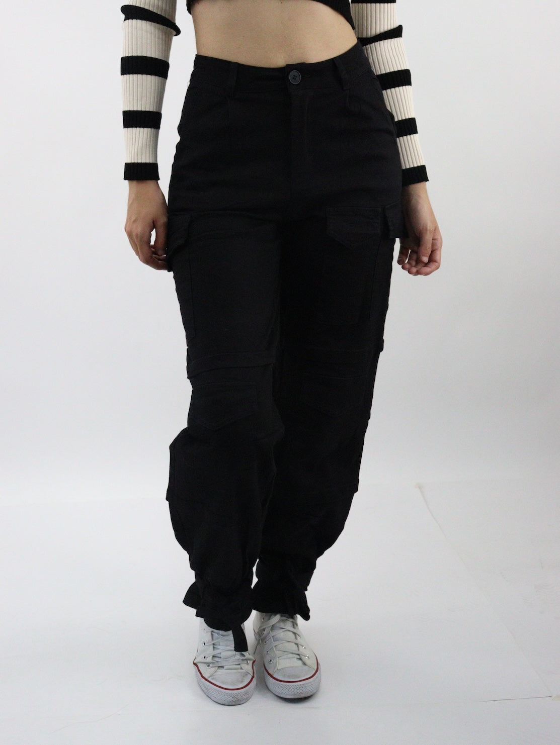 Pantalón cargo de tela stretch color negro (NUEVA TEMPORADA)