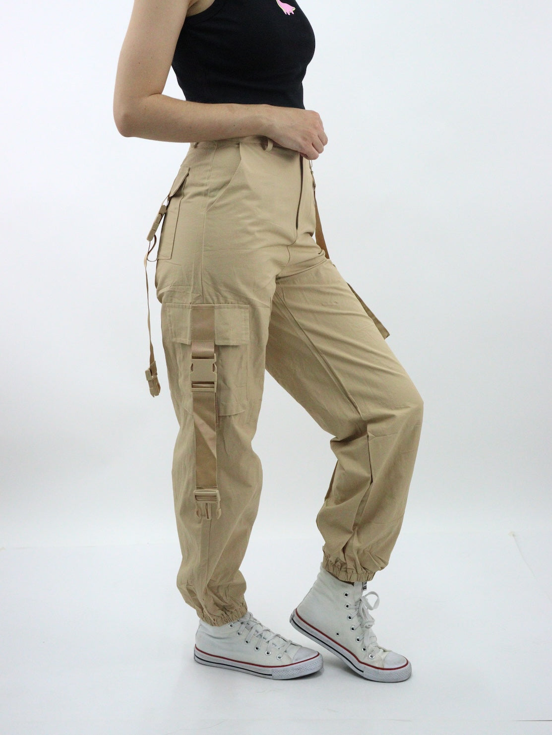 Pantalón cargo de color beige con cintas de broche (NUEVA TEMPORADA)