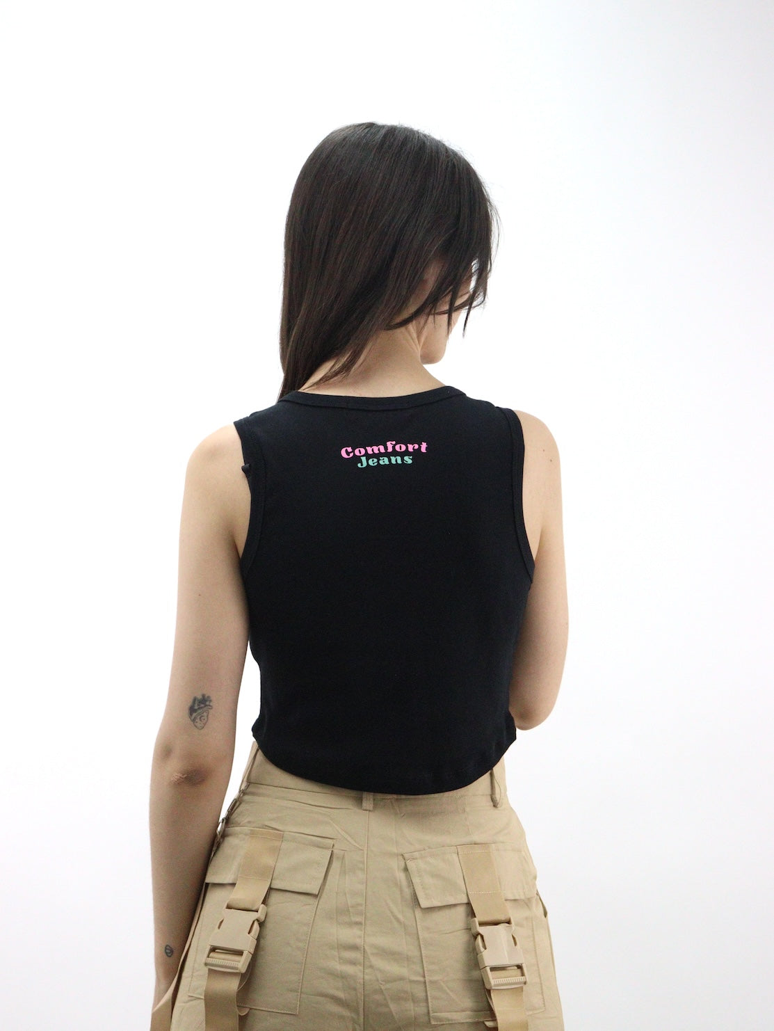 Playera tank de color negro con estampado de dinosaurio