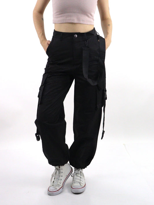 Pantalón cargo de color negro con cintas de broche (NUEVA TEMPORADA)