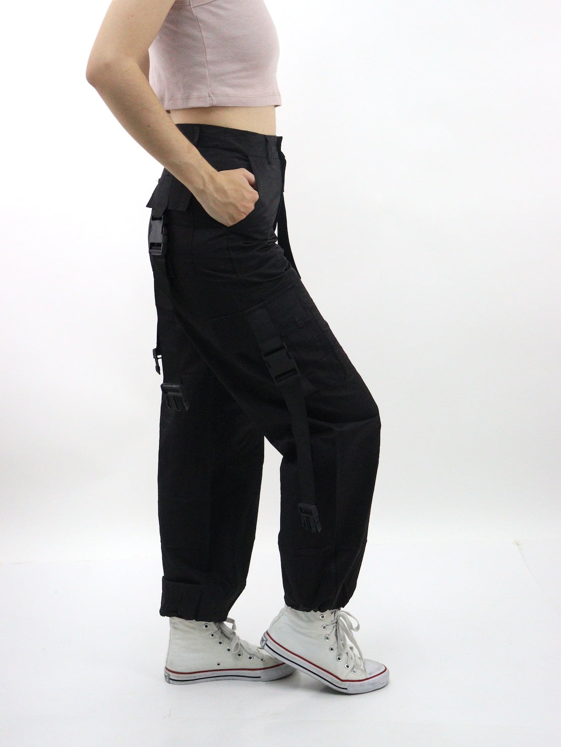 Pantalón cargo de color negro con cintas de broche (NUEVA TEMPORADA)