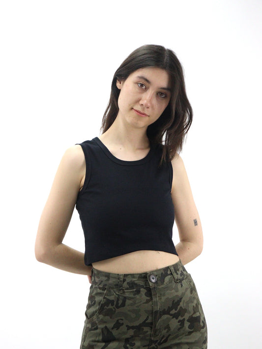 Playera tank básica de color negro