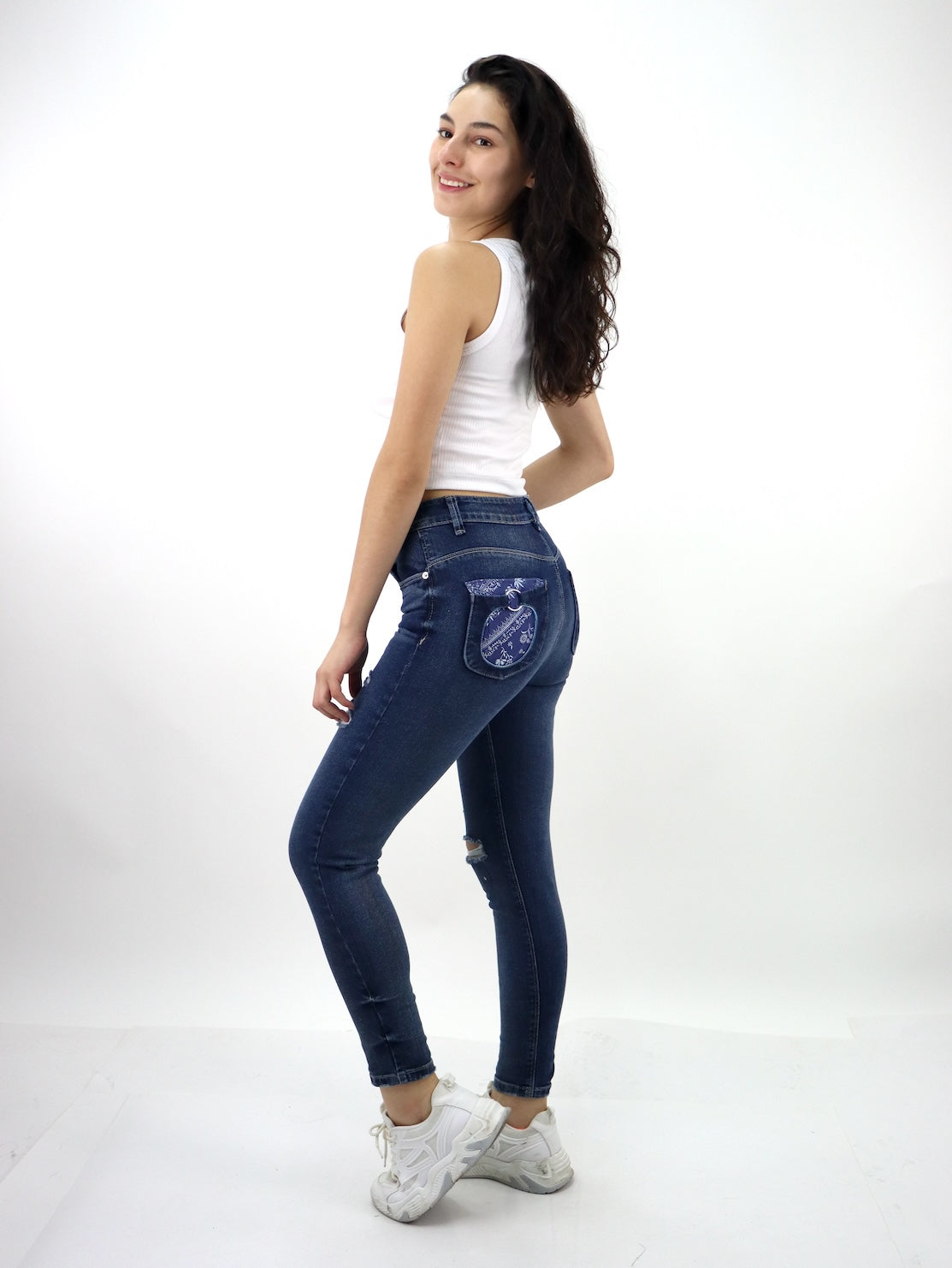 Suéter con botones de color beige con print
