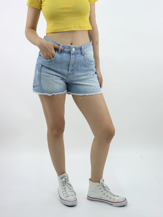 Short tiro medio de color azul claro