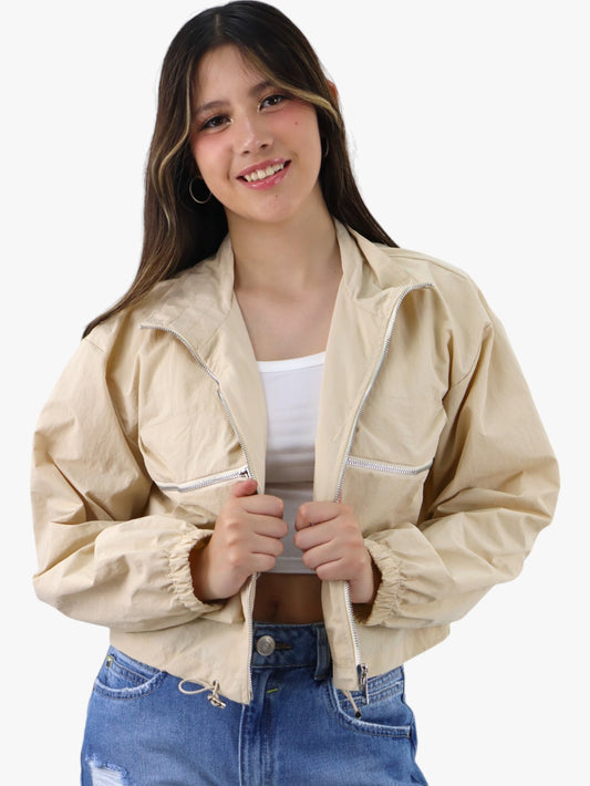 Chamarra rompevientos de color beige