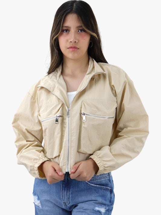 Chamarra rompevientos de color beige