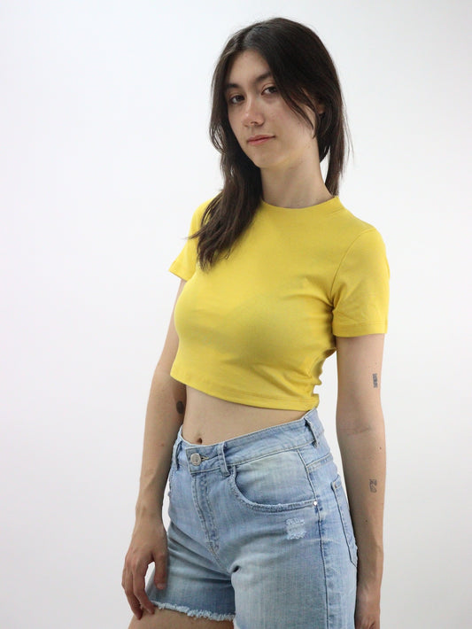 Playera crop básica de color amarillo mostaza