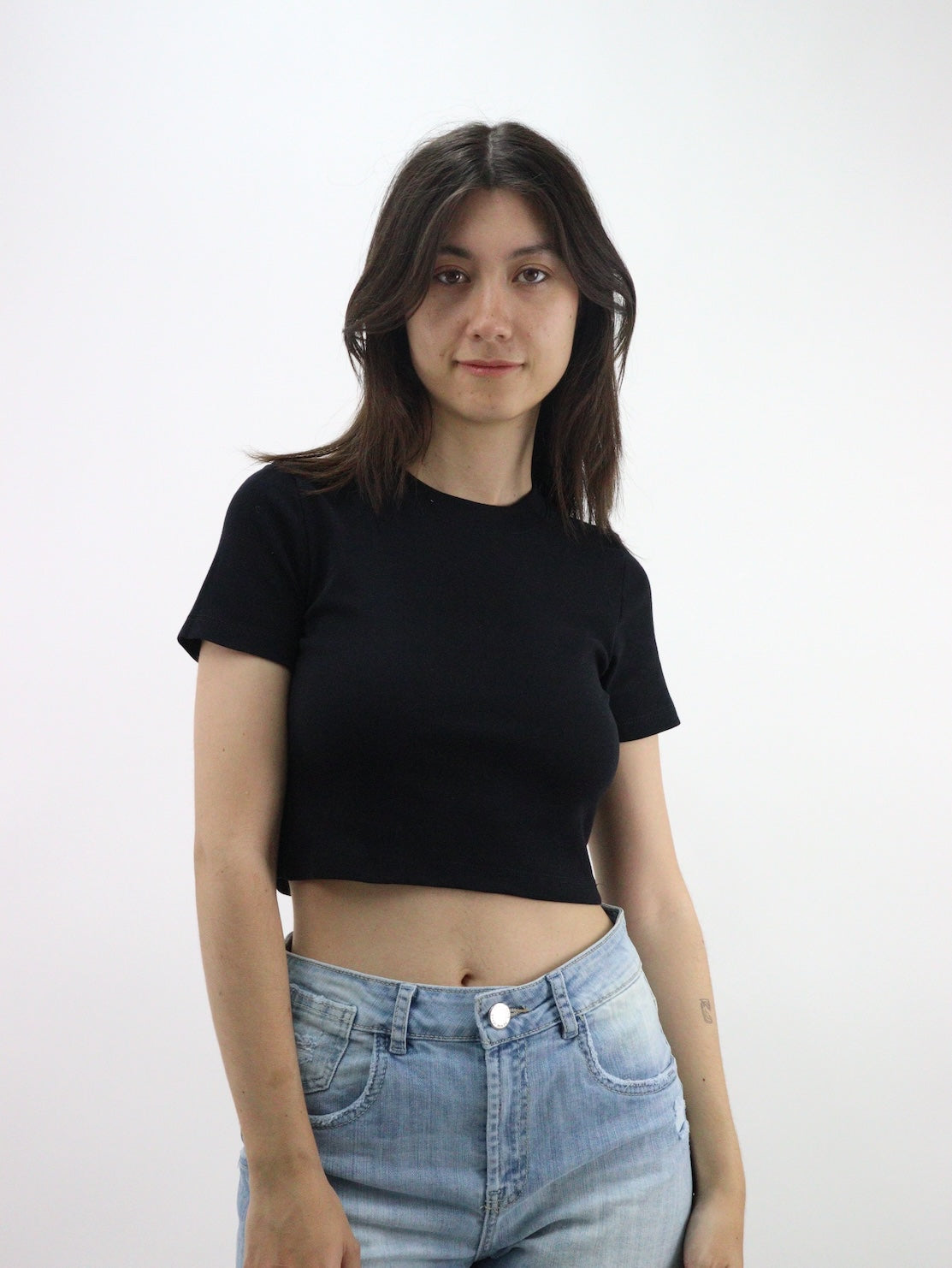 Playera crop básica manga corta de color negro