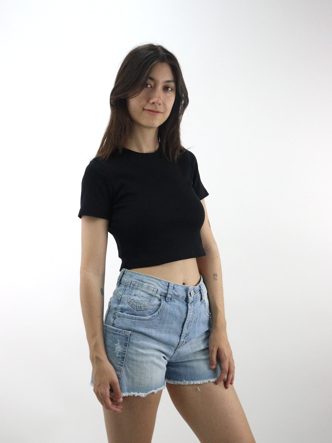 Playera crop básica manga corta de color negro