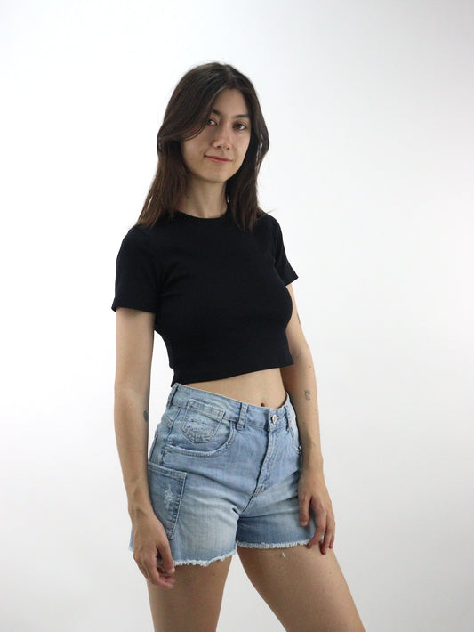 Playera crop básica manga corta de color negro