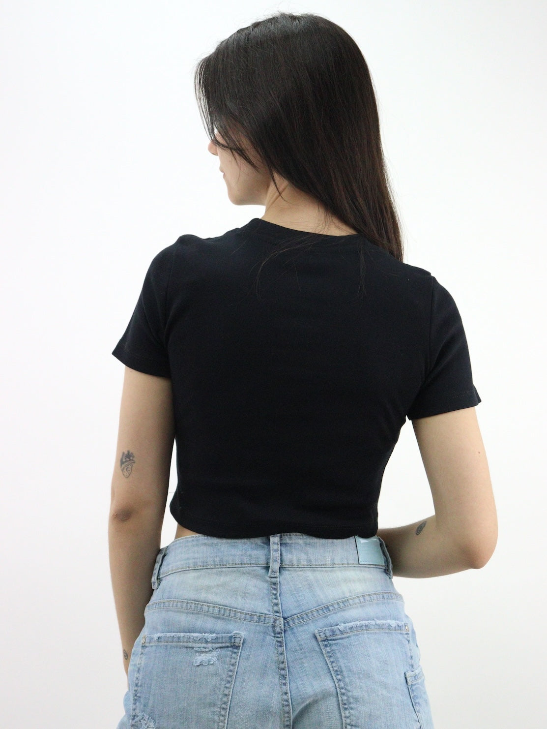 Playera crop básica manga corta de color negro