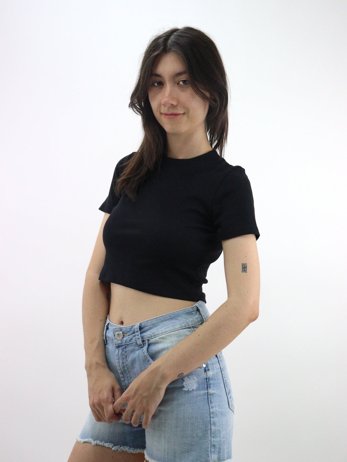 Playera crop básica manga corta de color negro