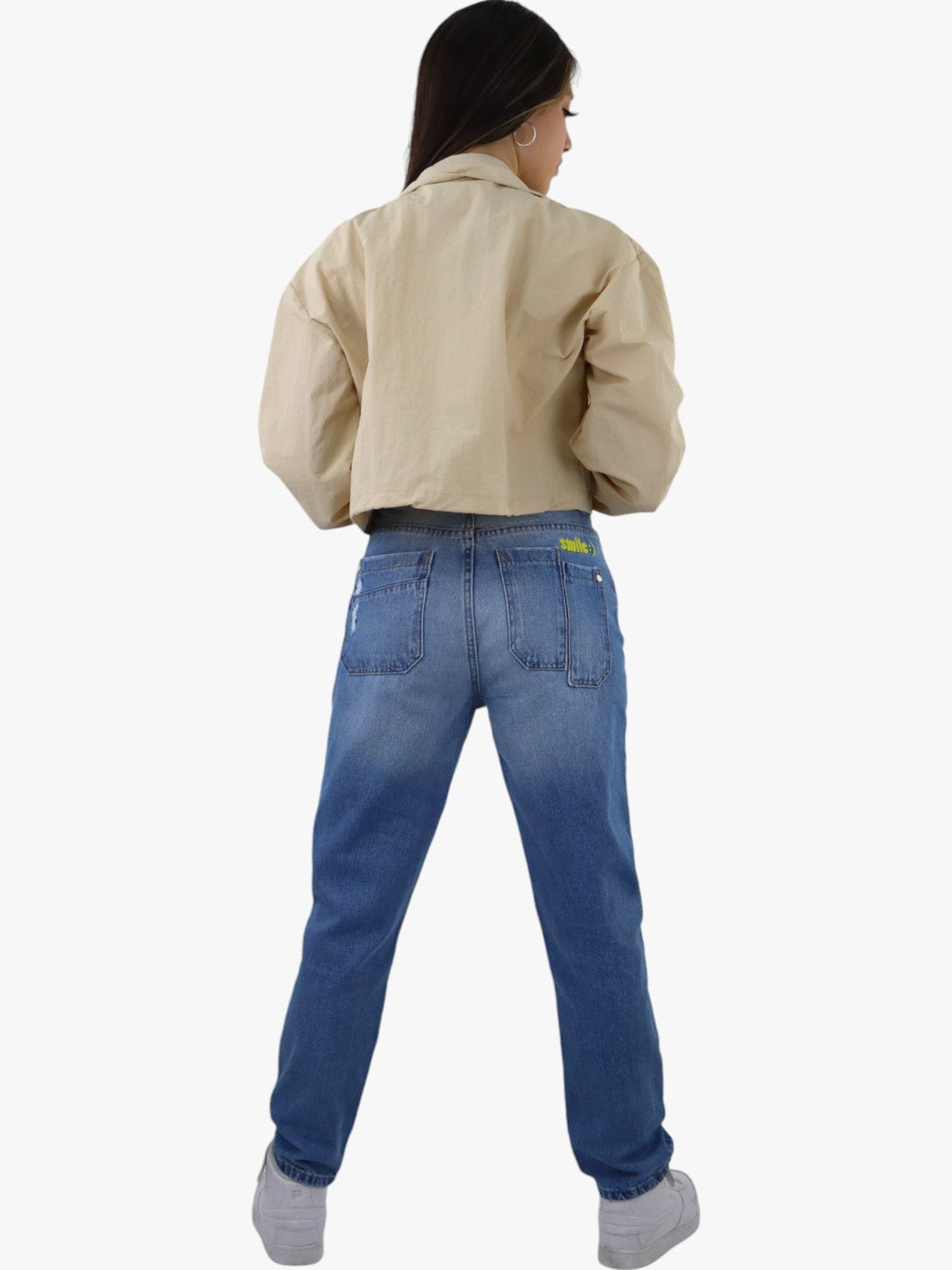 Chamarra rompevientos de color beige