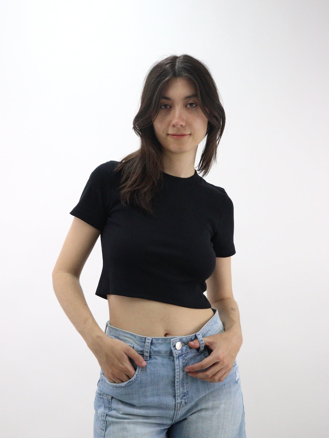 Playera crop básica manga corta de color negro