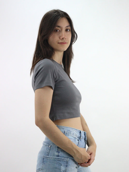 Playera crop básica de color gris