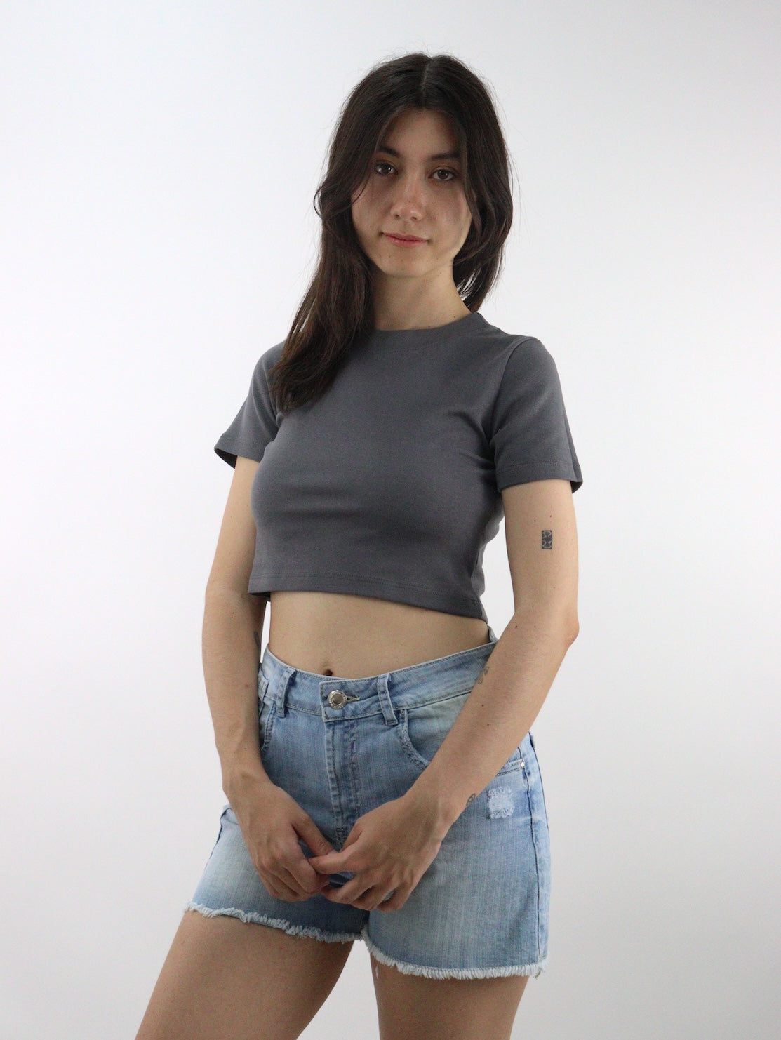 Playera crop básica de color gris
