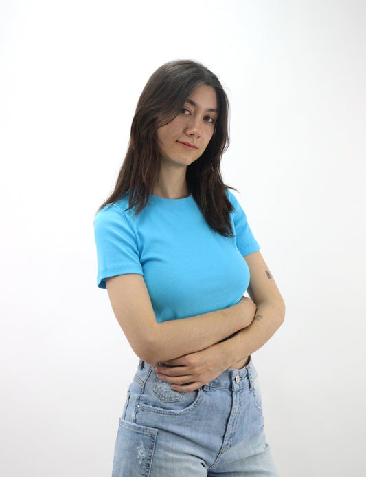 Playera crop básica manga corta de color azul turquesa