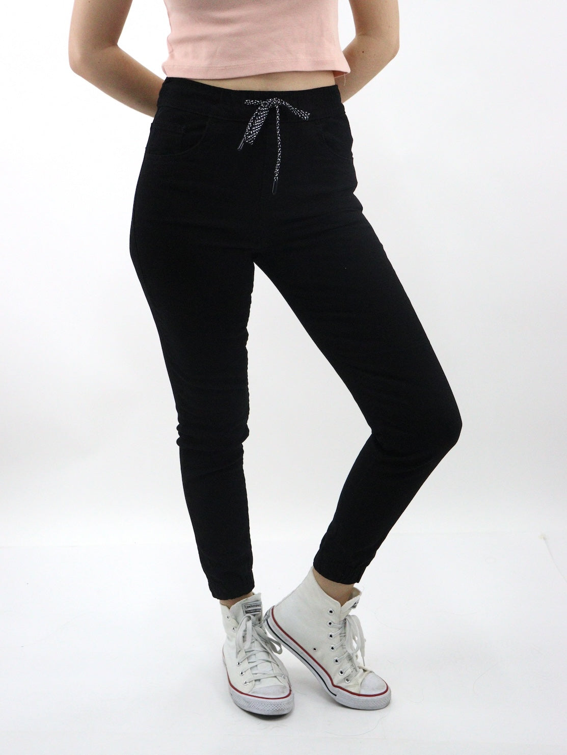 Jogger con resorte elástico de color negro