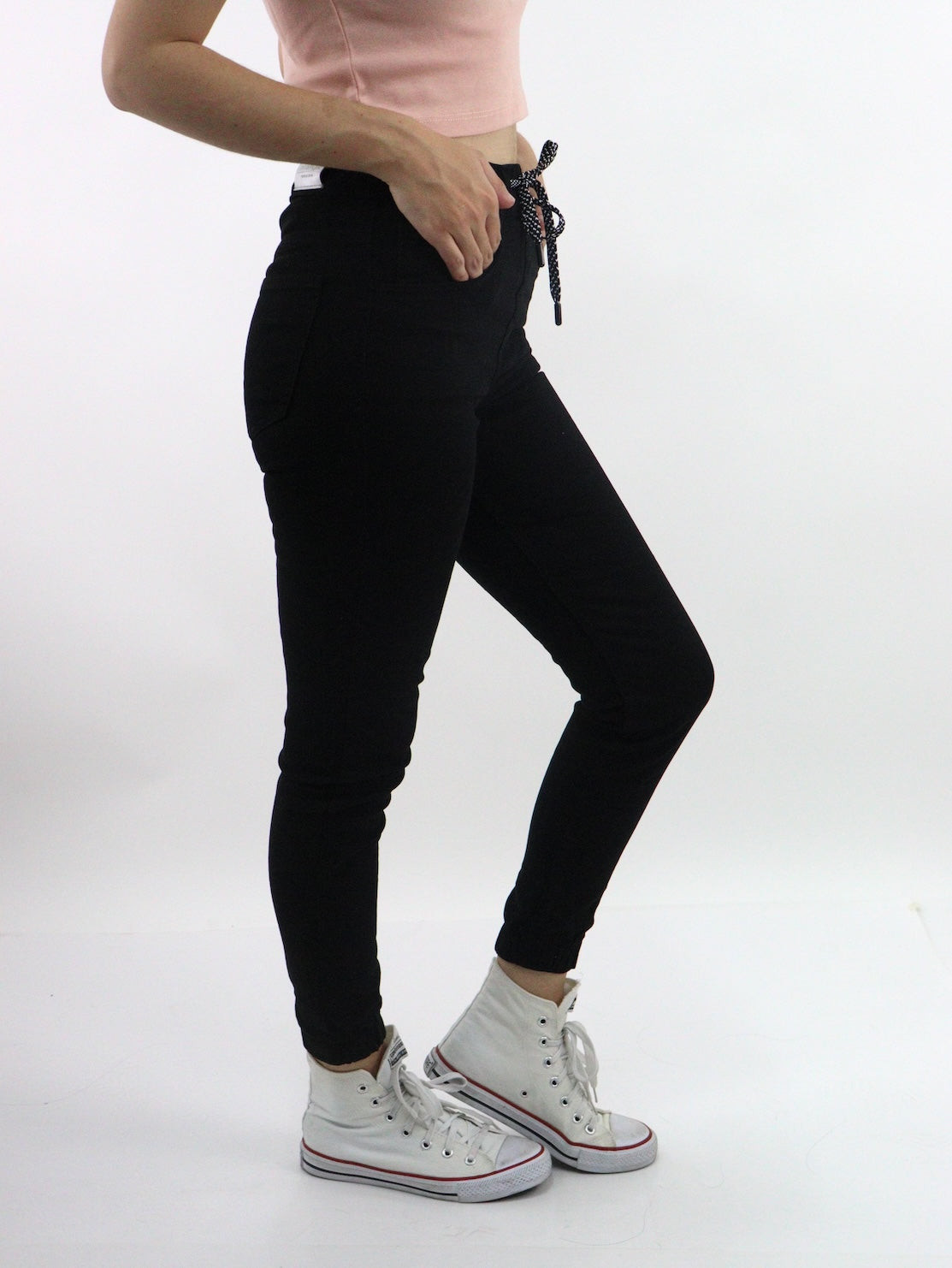 Jogger con resorte elástico de color negro