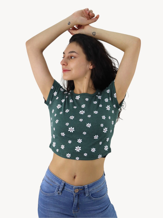 Playera manga corta de color verde con print floral