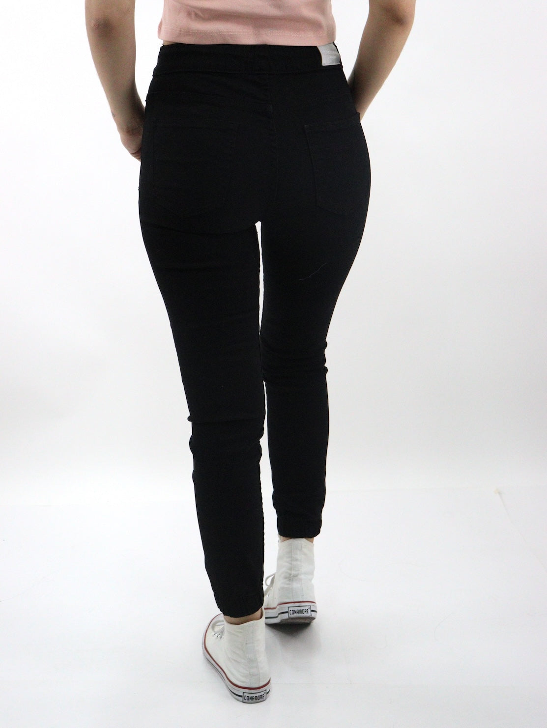 Jogger con resorte elástico de color negro