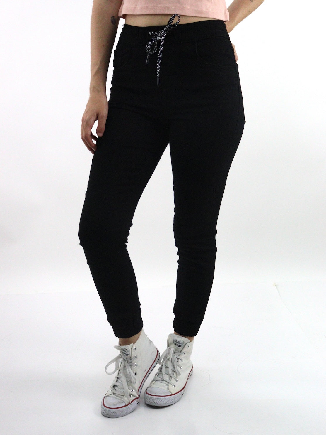 Jogger con resorte elástico de color negro