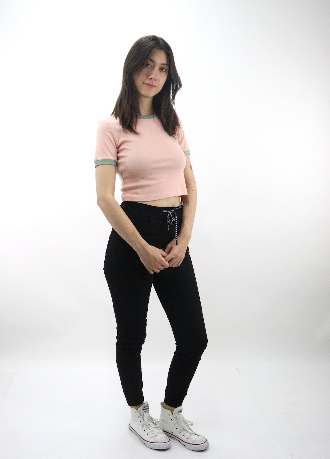 Jogger con resorte elástico de color negro