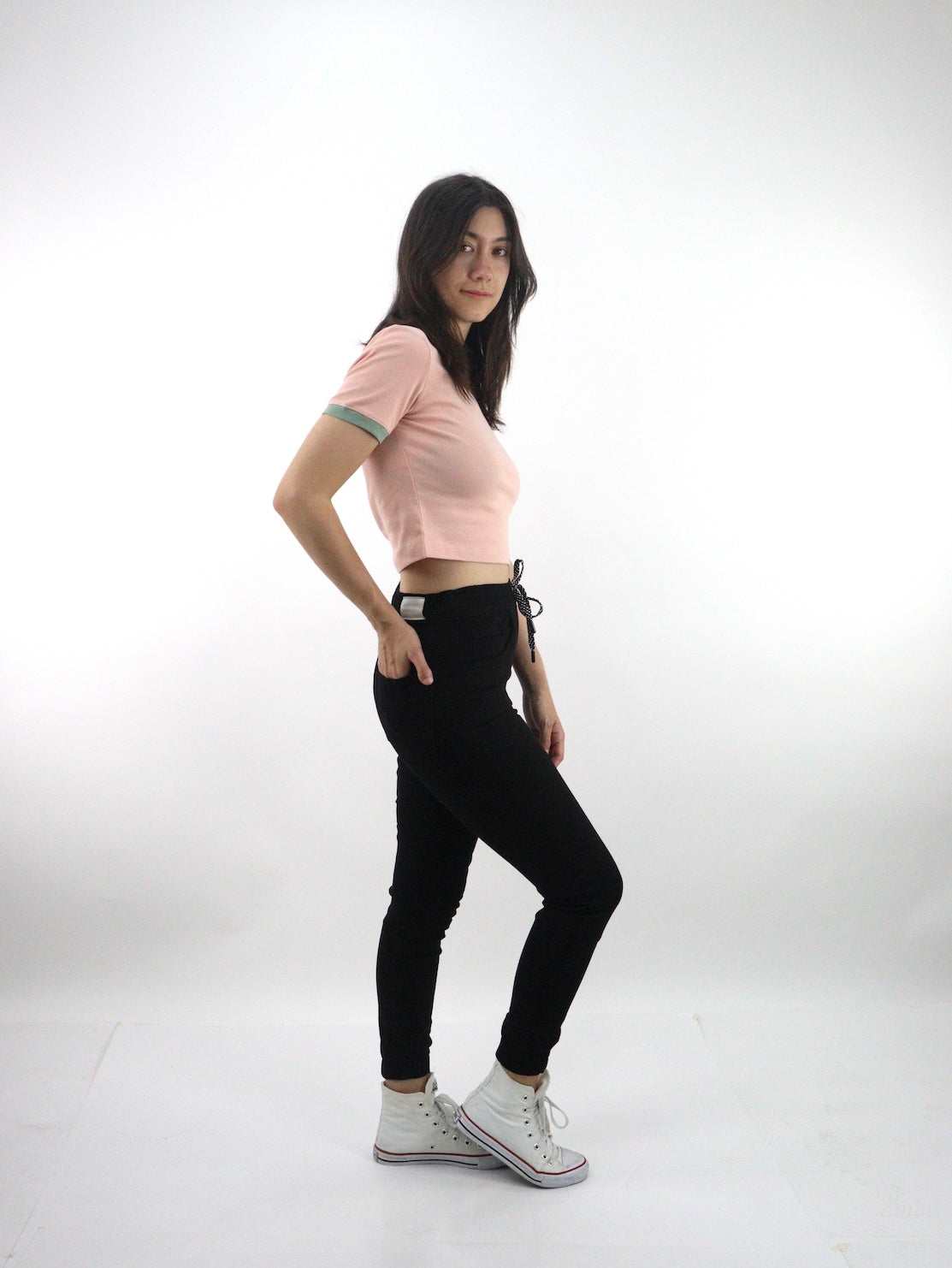 Jogger con resorte elástico de color negro