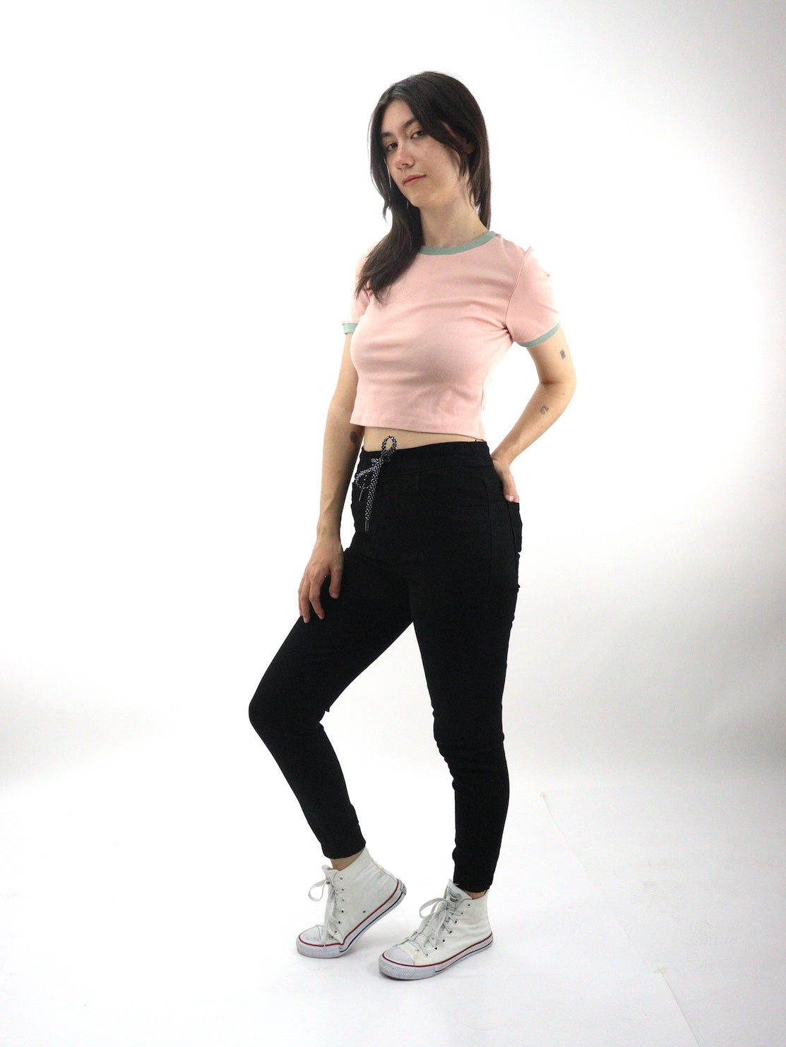 Jogger con resorte elástico de color negro