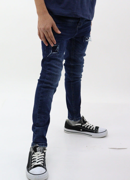 Jeans skinny de color azul oscuro con parches