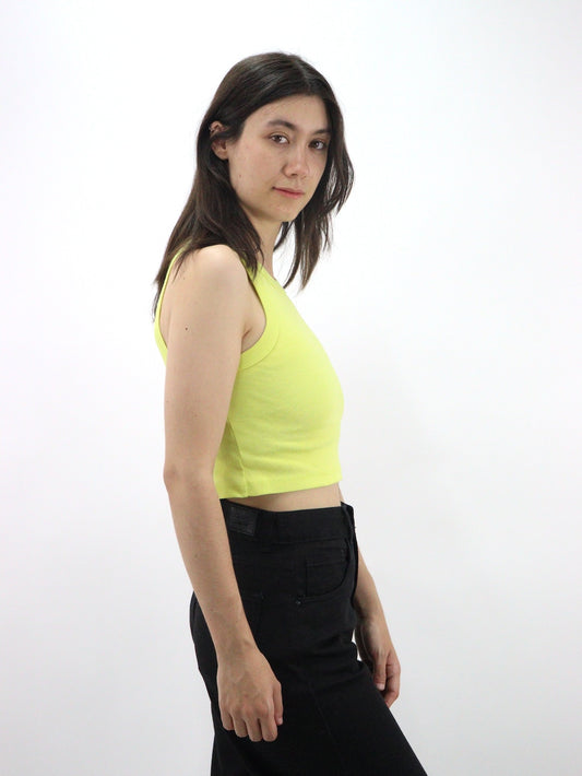 Playera tank básica de color amarillo