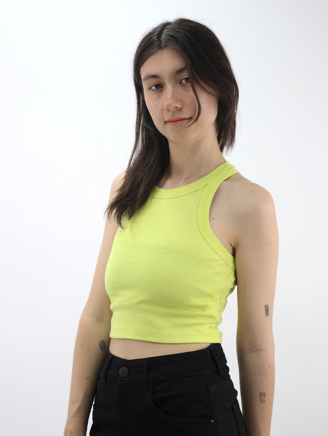 Playera tank básica de color amarillo