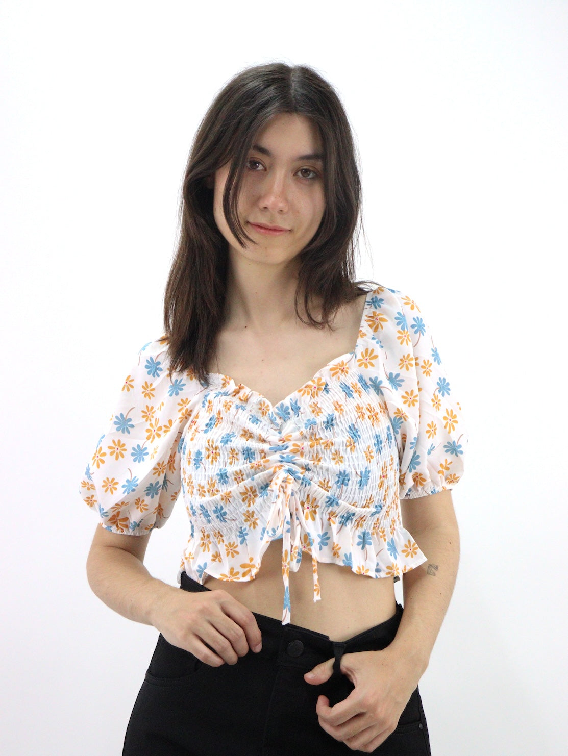 Blusa con estampado floral y cordón delantero