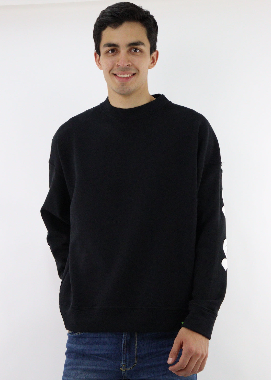 Sudadera oversize de color negro con estampado