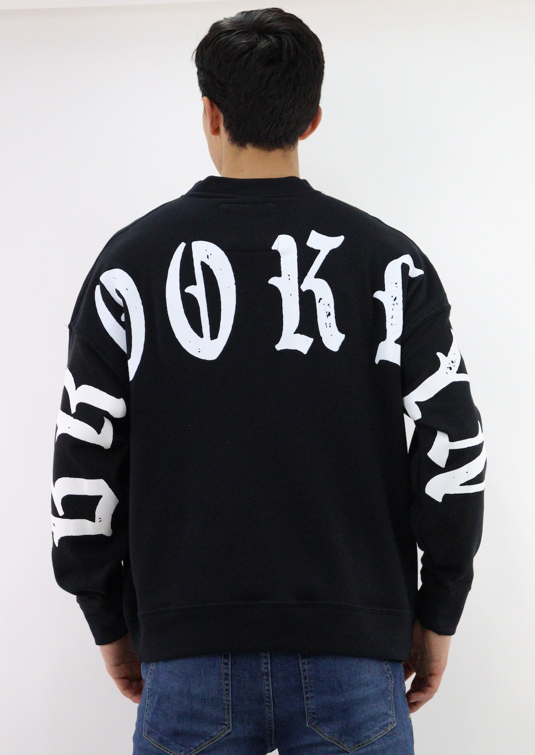 Sudadera oversize de color negro con estampado