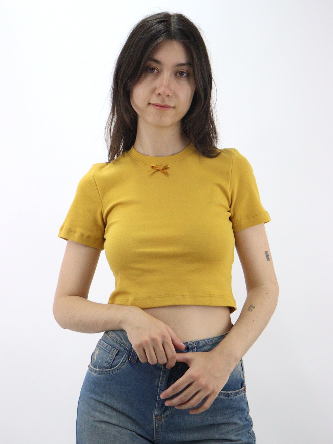 Playera coquette manga corta de color amarillo mostaza
