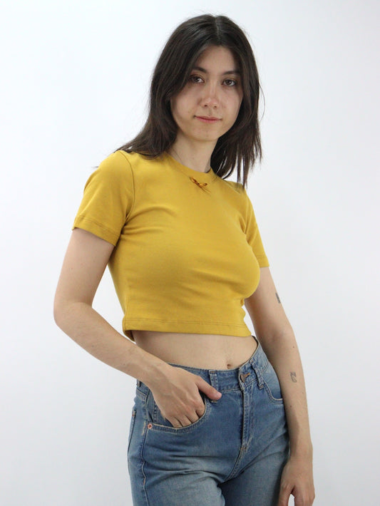 Playera coquette manga corta de color amarillo mostaza