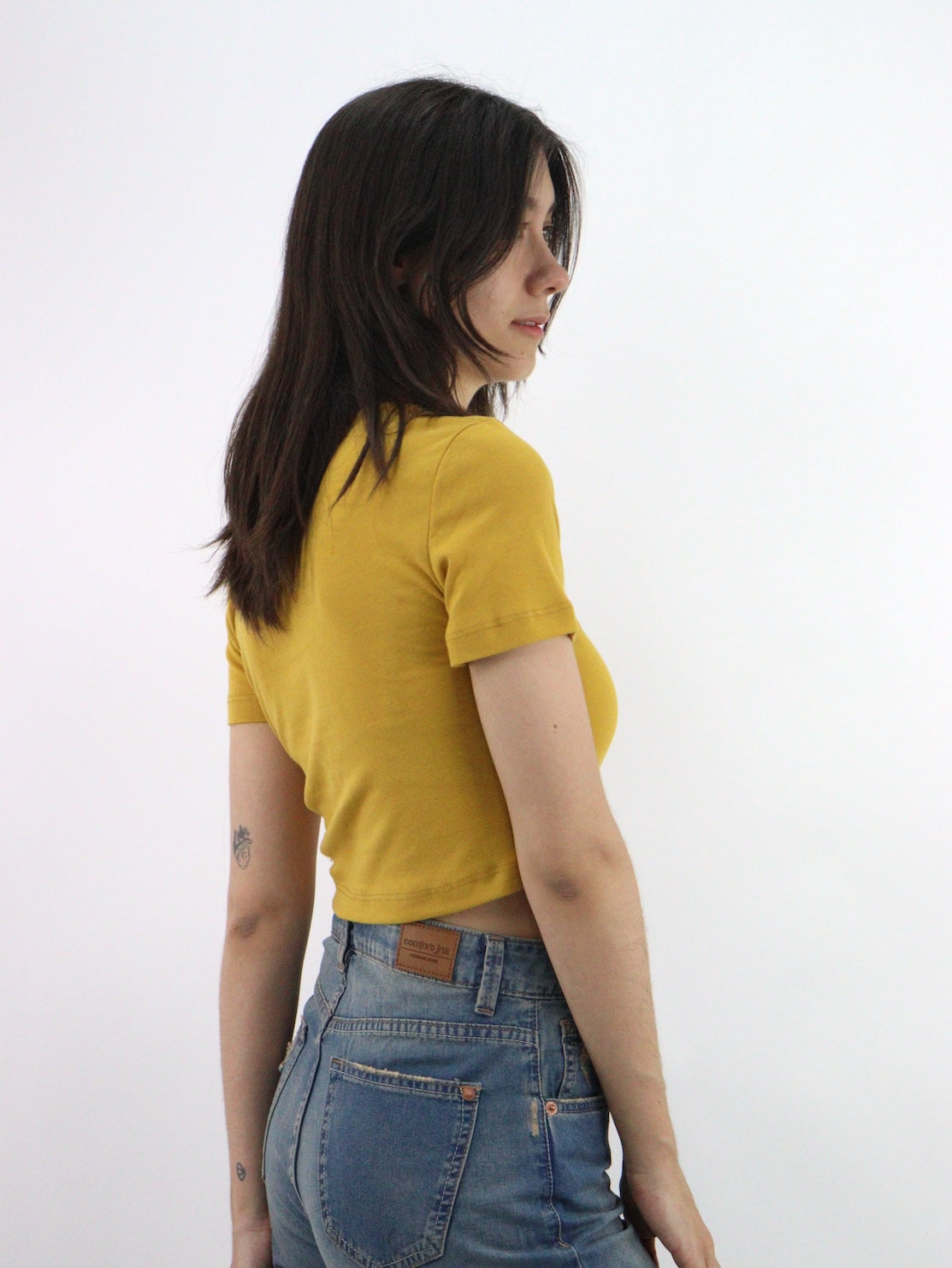 Playera coquette manga corta de color amarillo mostaza