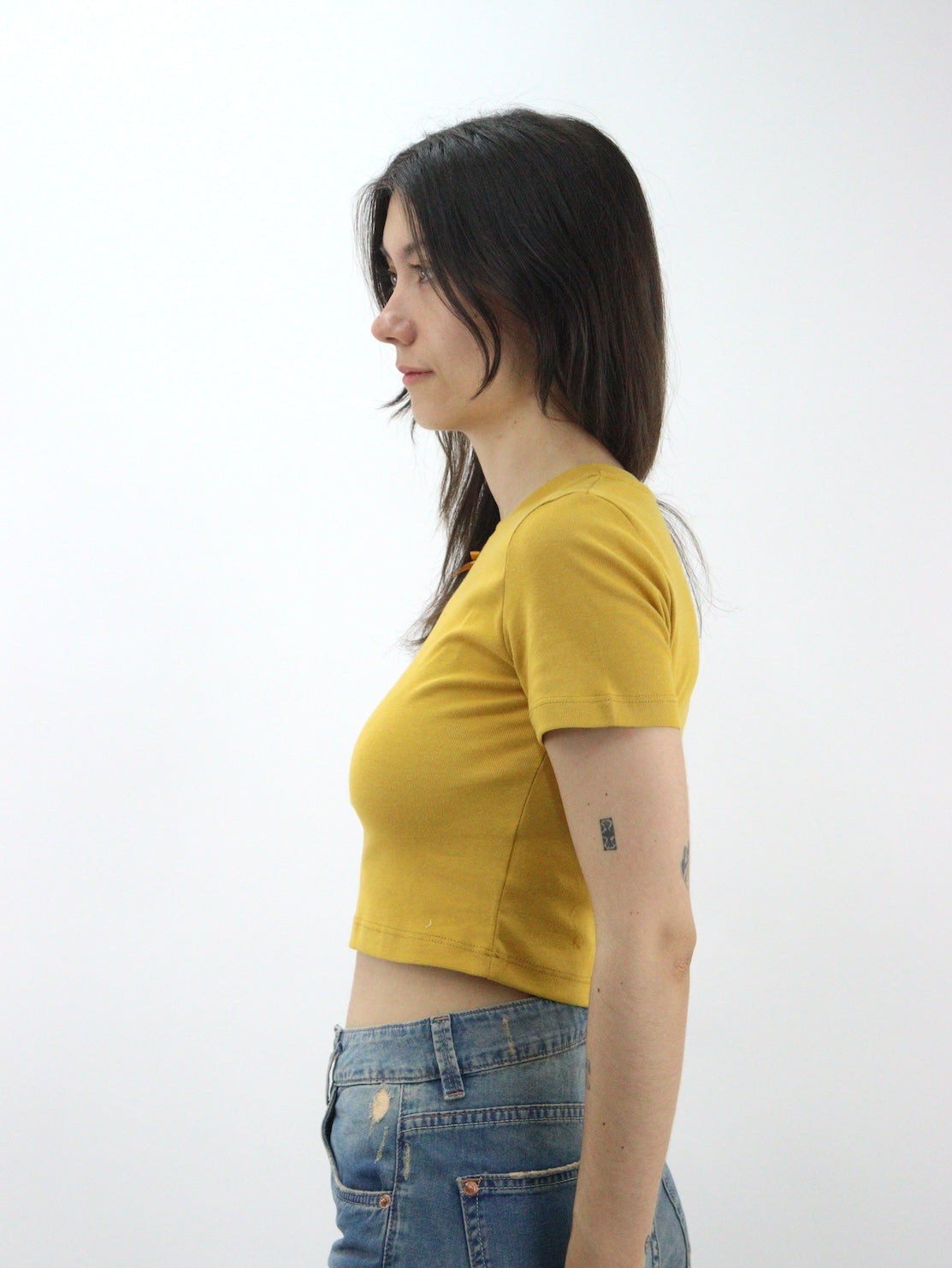 Playera coquette manga corta de color amarillo mostaza