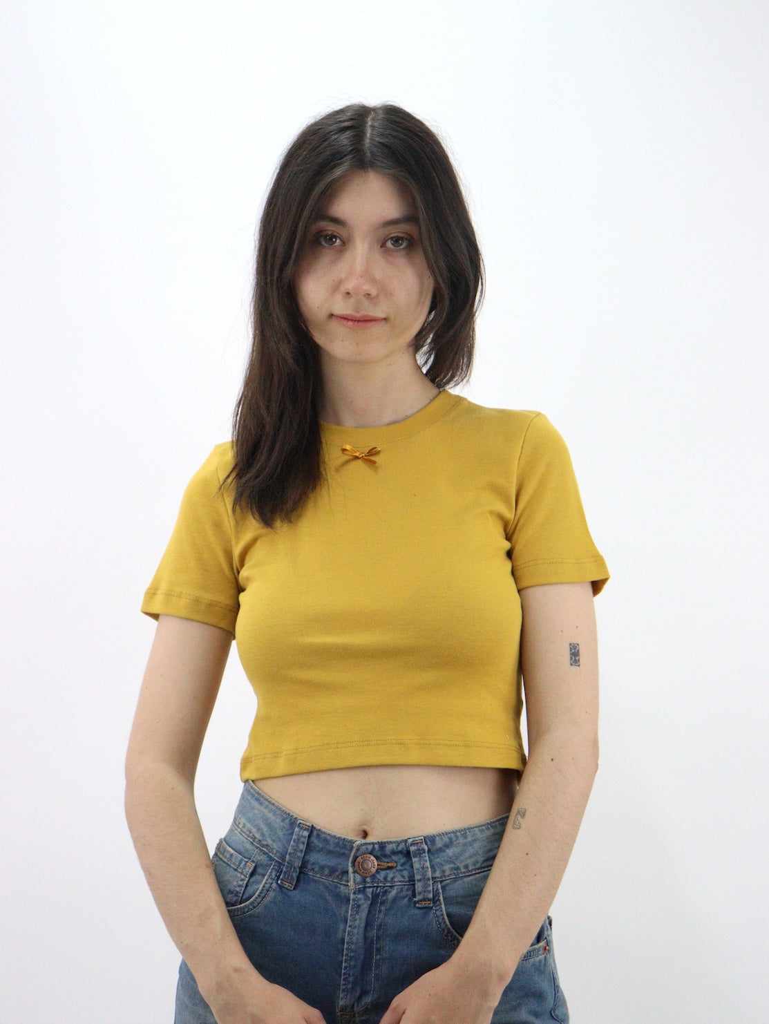 Playera coquette manga corta de color amarillo mostaza