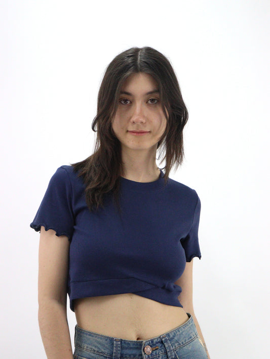 Playera manga corta de color azul marino
