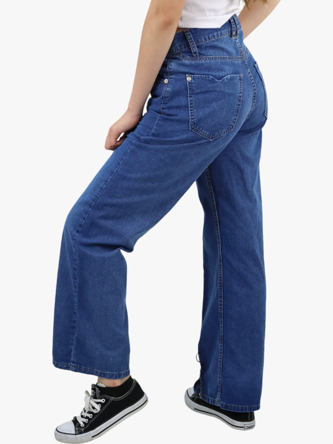 Jeans estilo baggy color azul medio con broches de corazón
