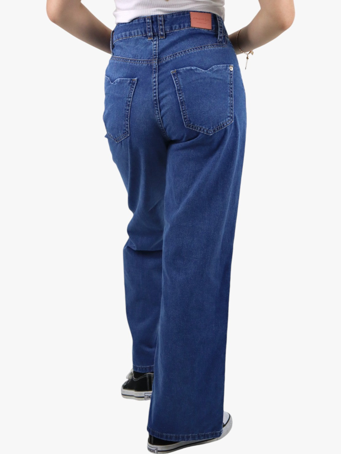 Jeans estilo baggy color azul medio con broches de corazón