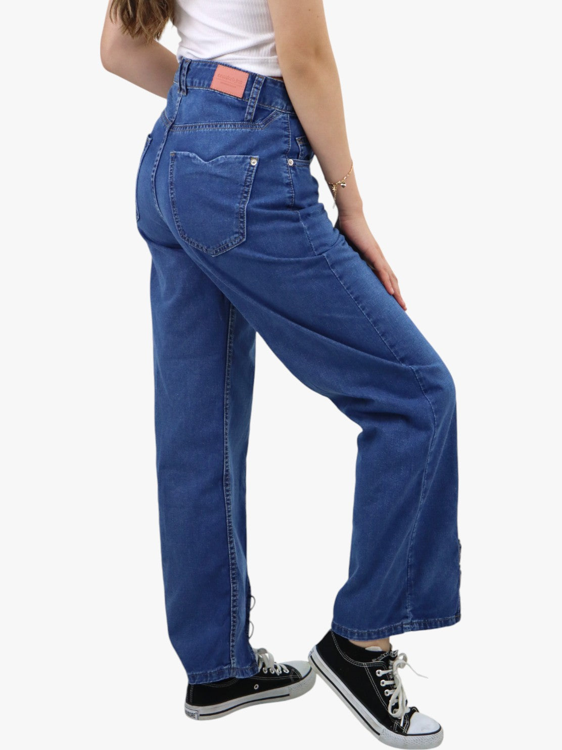 Jeans estilo baggy color azul medio con broches de corazón